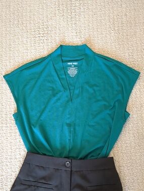 Nine West Emerald Green Cap Sleeve V-Neck Blouse | XS